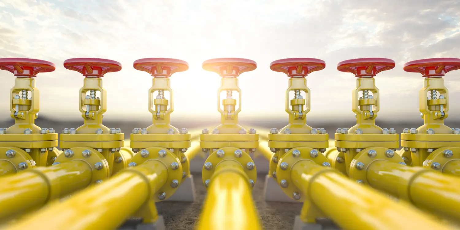 Gelbe Ventile für Gasleitungen. Hintergrund der Öl- und Gasförderung, -produktion und -transportindustrie.
